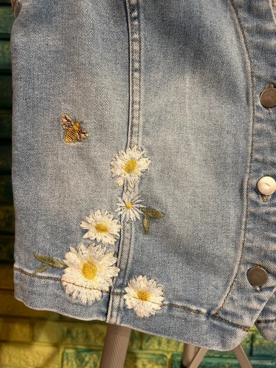 Embroidered Daisy Light Wash Denim Vest - Picture 2 of 8